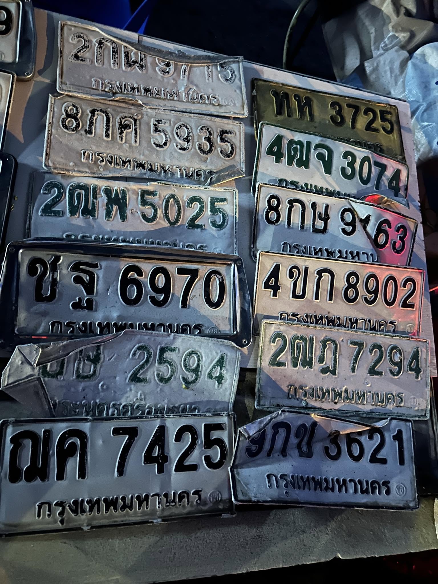ภาพขยายป้าย 2กพ 97?5 ในรูปกองป้าย