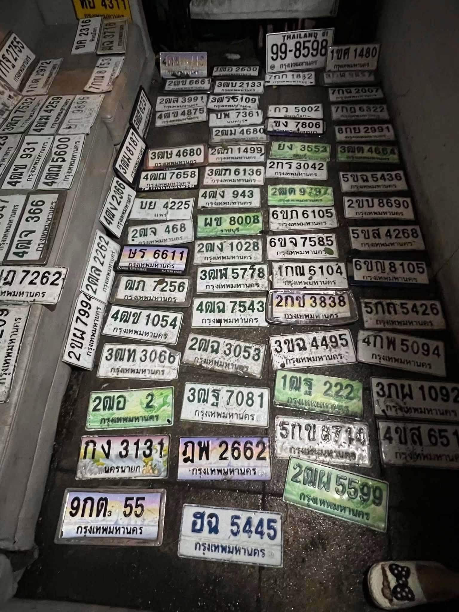 ภาพขยายป้าย 2ฒพ 5599 ในรูปกองป้าย