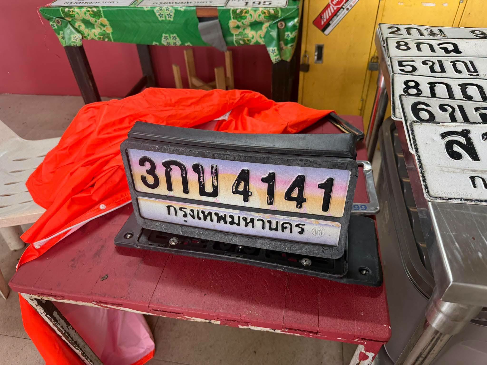 ภาพขยายป้าย 3กบ 4141 ในรูปกองป้าย