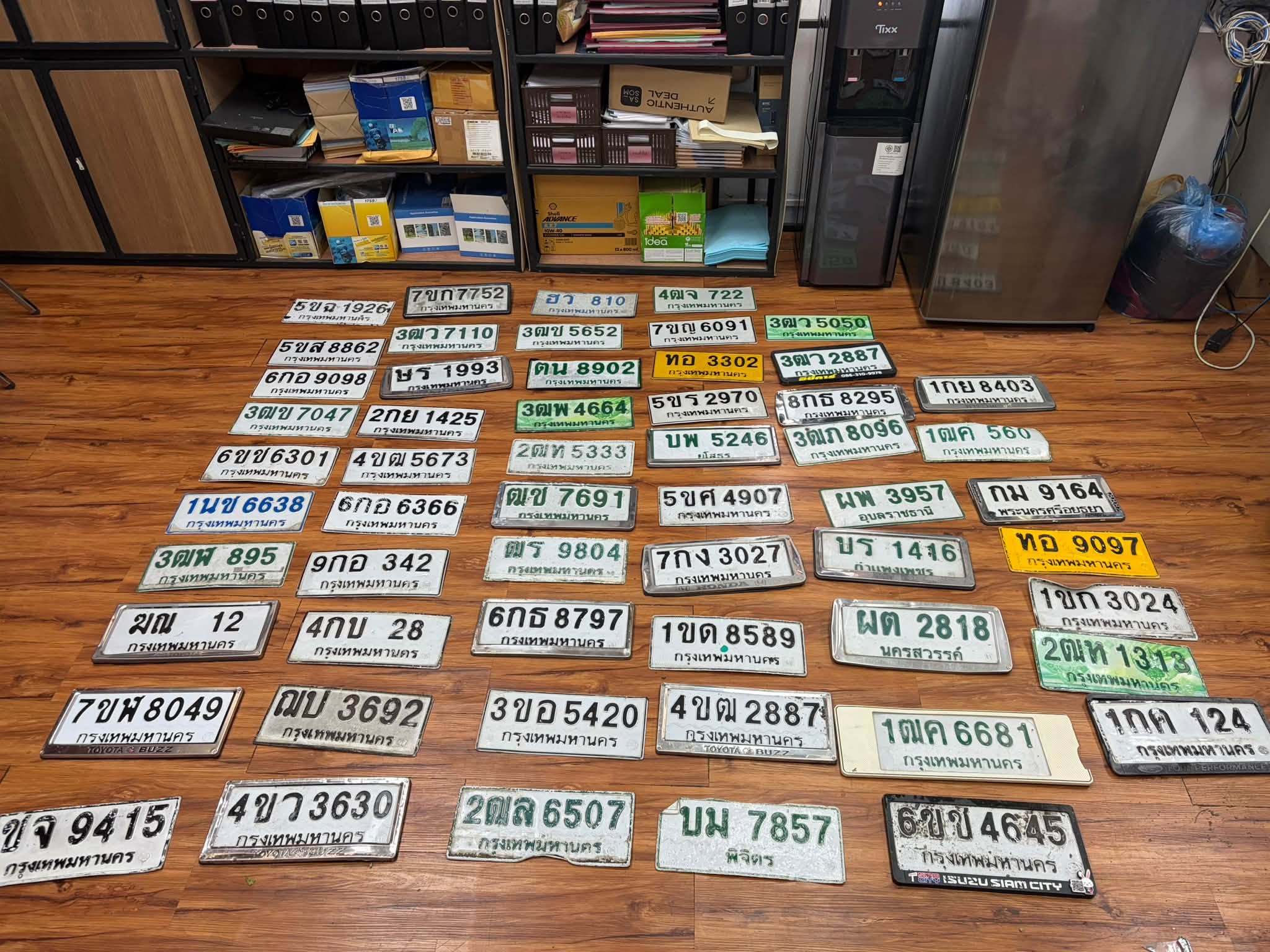 ภาพขยายป้าย 4ขฒ 2887 ในรูปกองป้าย