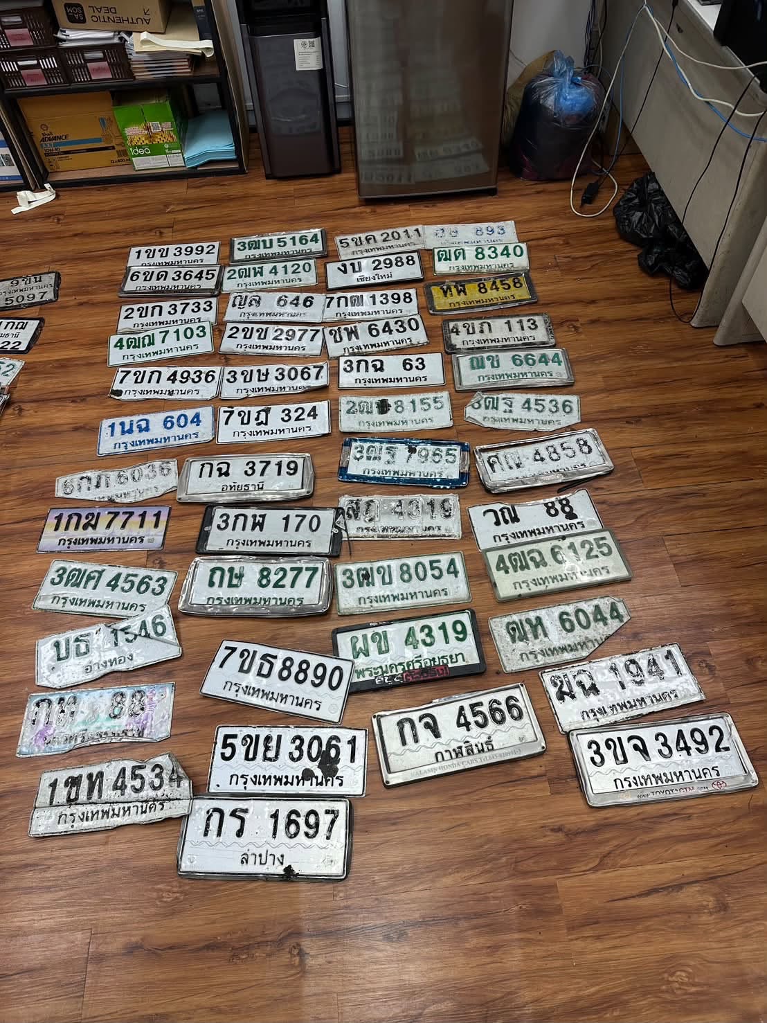 ภาพขยายป้าย 2ขข 2977 ในรูปกองป้าย