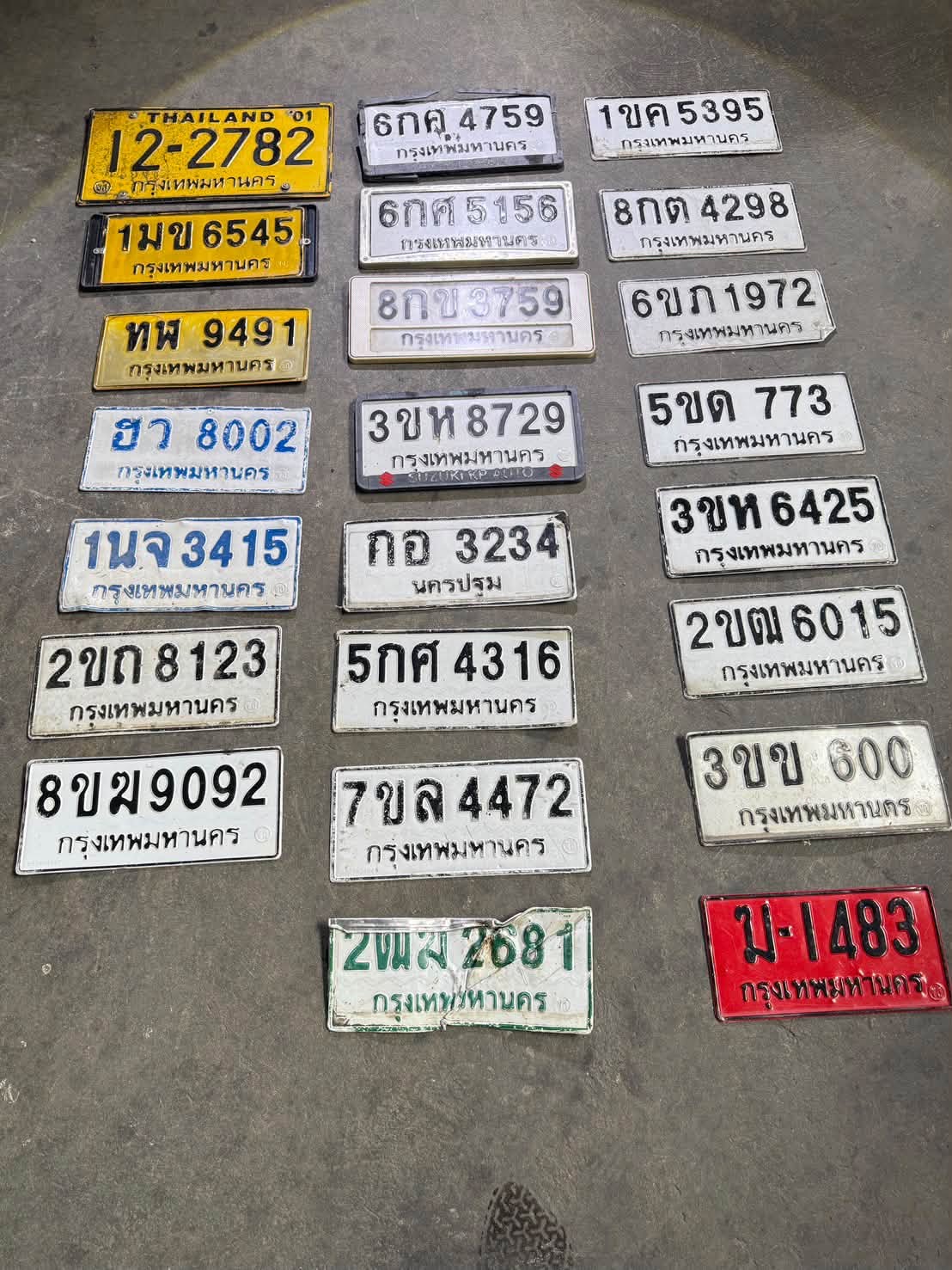 ภาพขยายป้าย 3ขห 8729 ในรูปกองป้าย