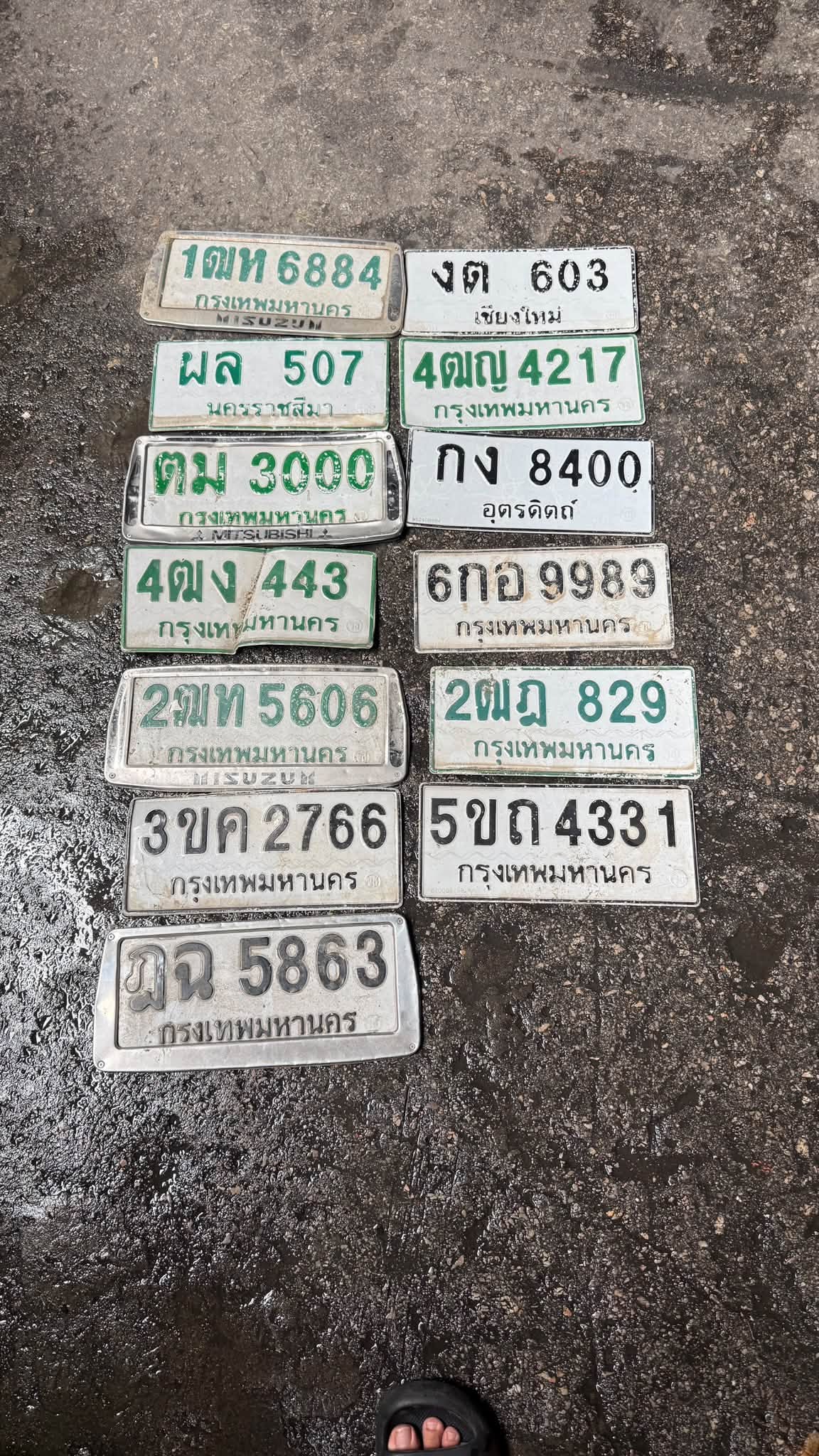 ภาพขยายป้าย 1ฒท 6884 ในรูปกองป้าย